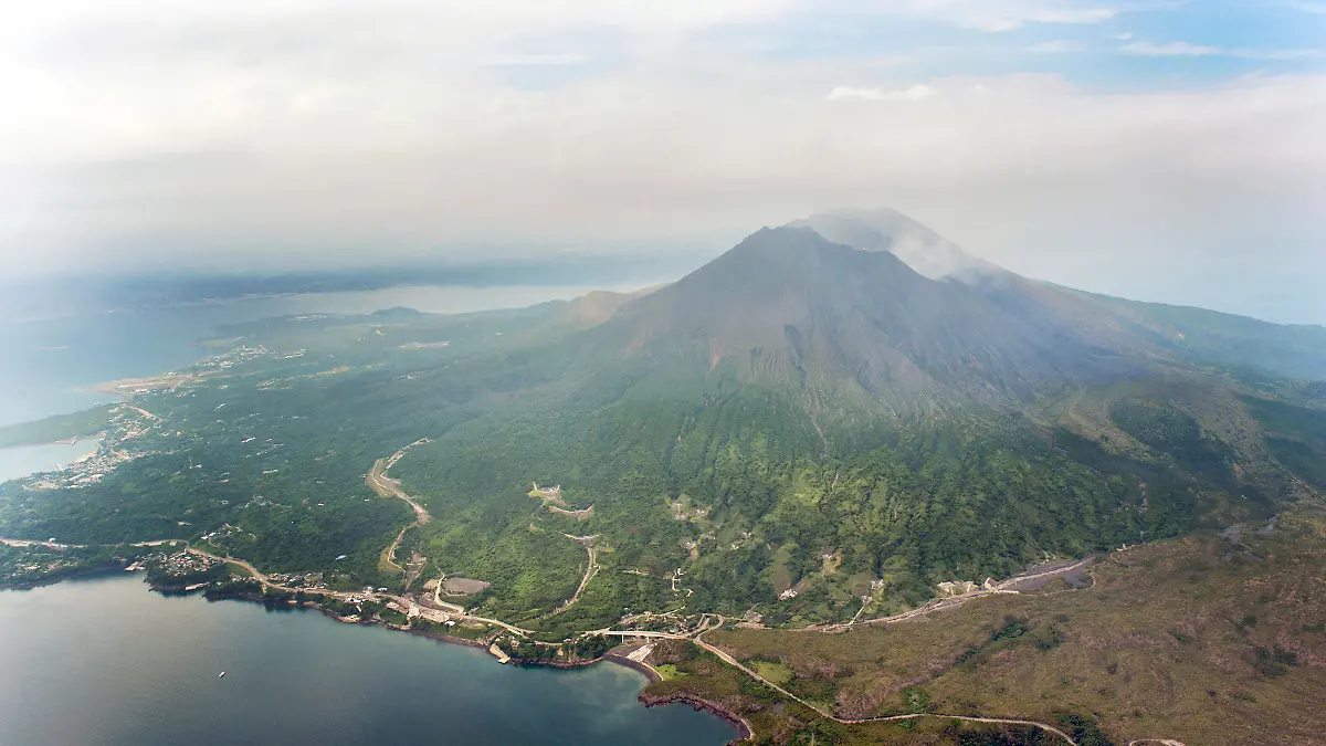 Volcán Sakurajima aficionados captan erupción desde estadio de futbol